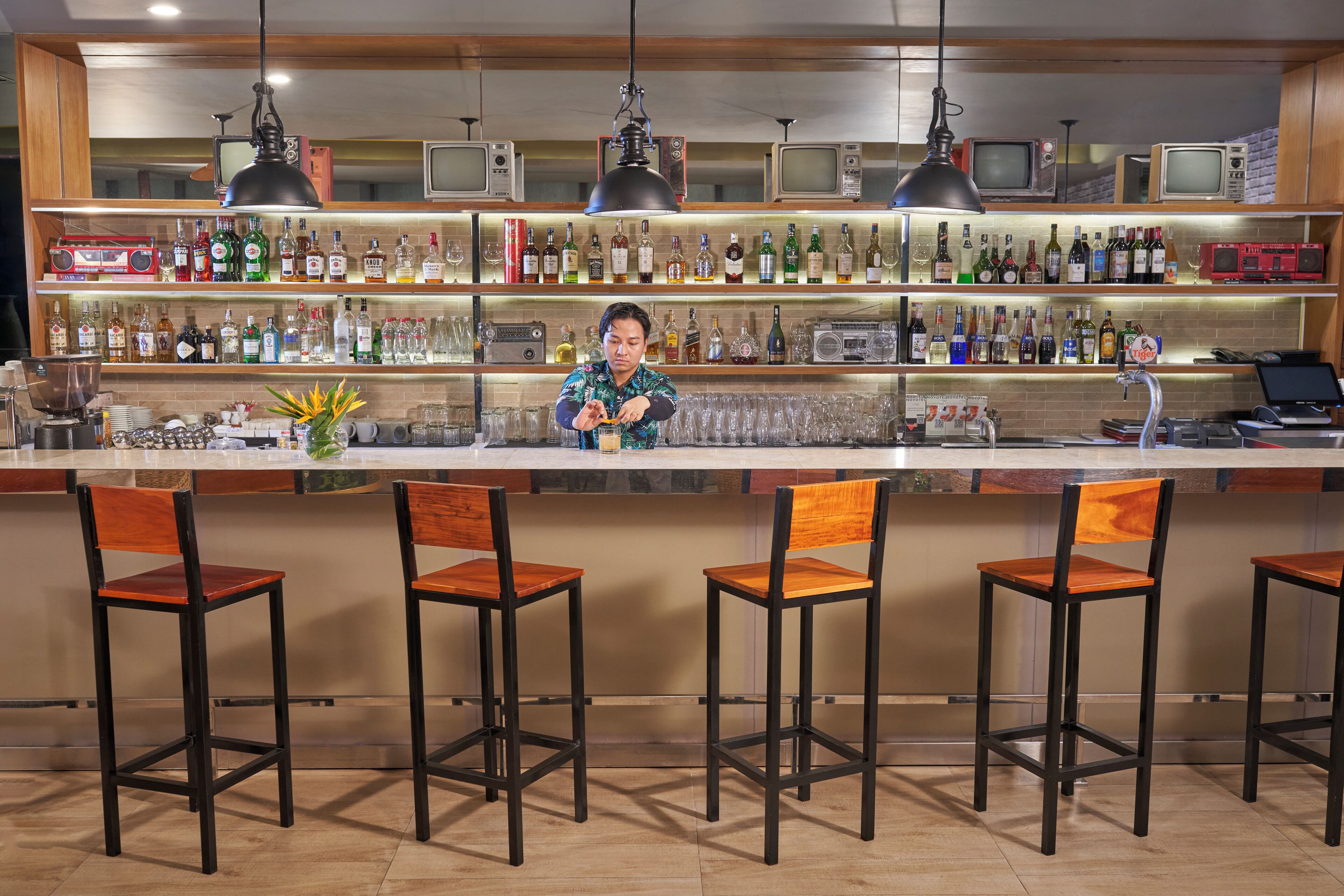 2 bars/lounges, lobby lounge