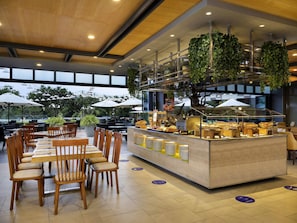 2 restaurants, lunch, dinner served; international cuisine