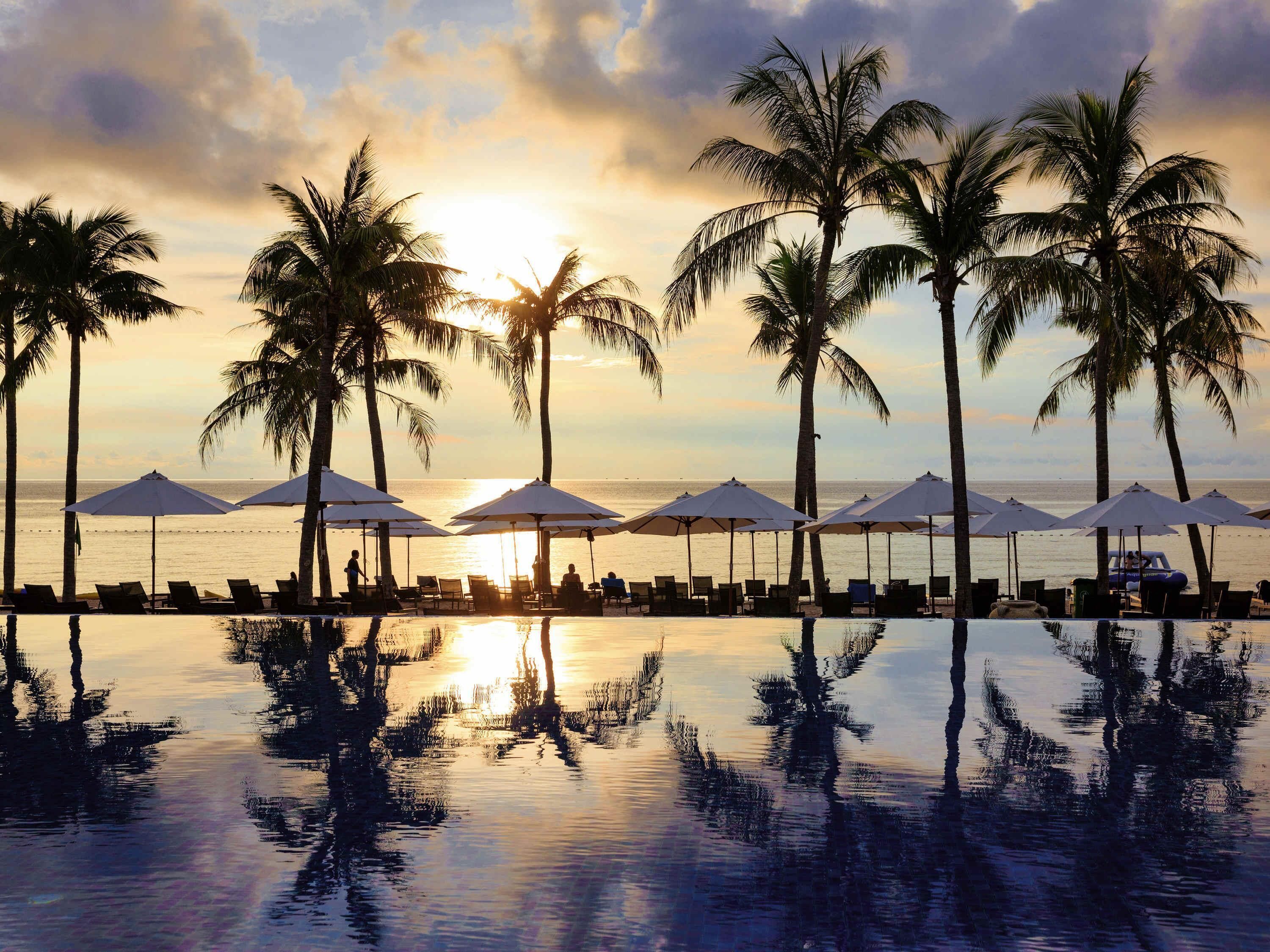 2 piscinas externas, espreguiçadeiras