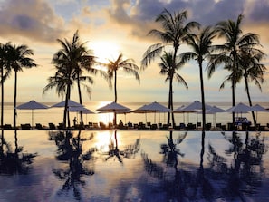 2 ulkouima-allasta, aurinkotuoleja