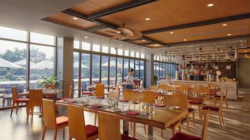 2 restaurants, lunch, dinner served; international cuisine