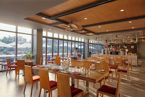 2 restaurants, lunch, dinner served; international cuisine