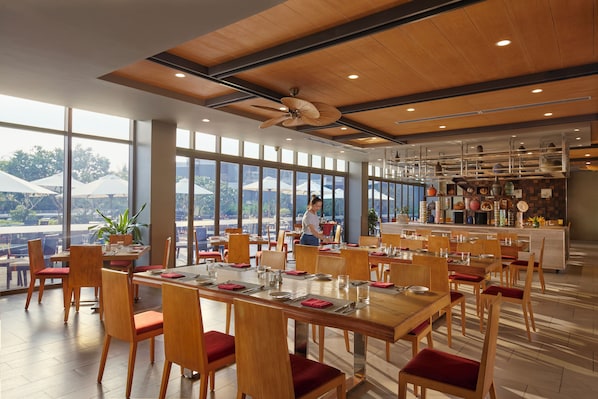 2 Restaurants, Mittagessen, Abendessen, internationale Küche