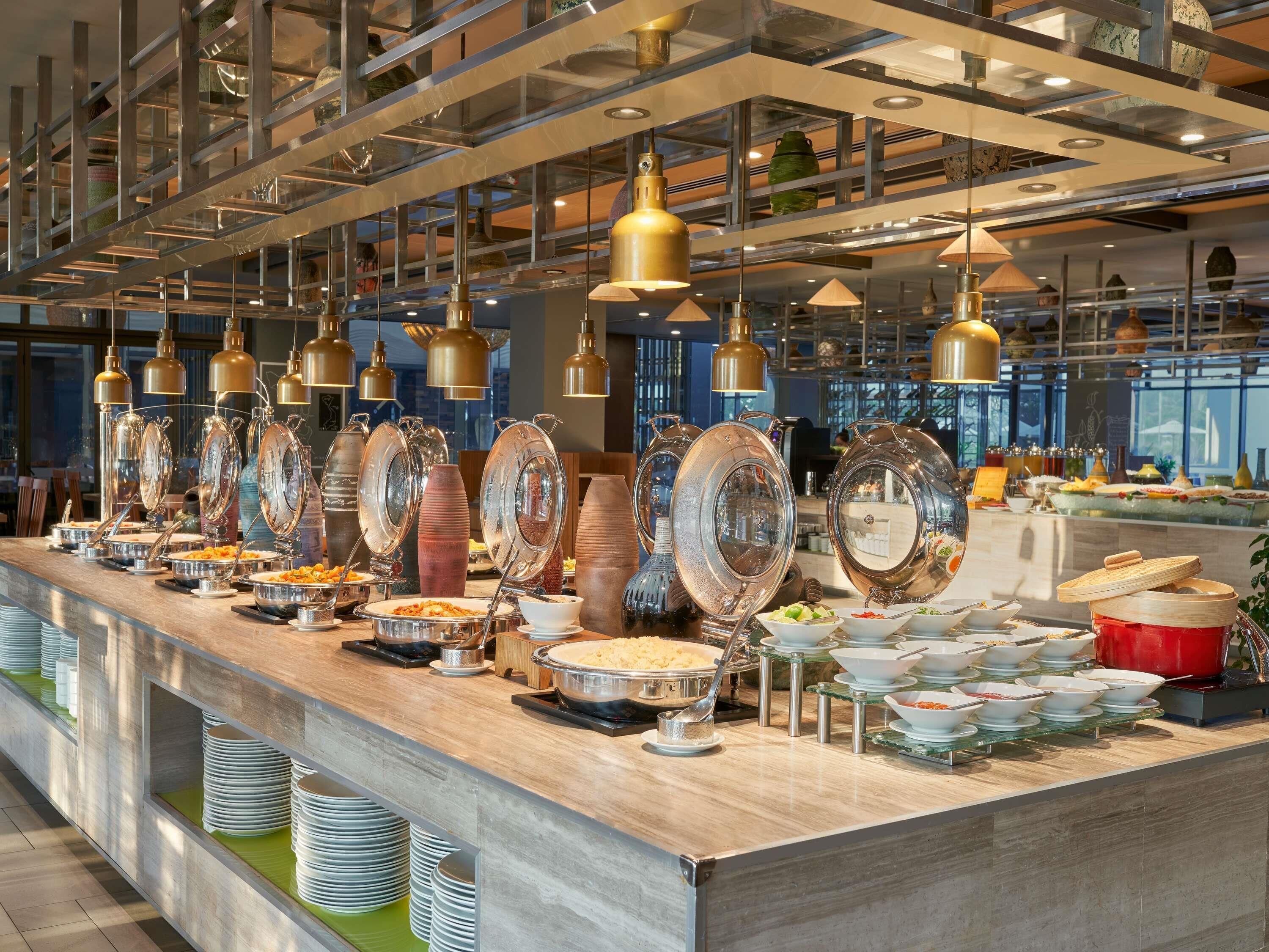 2 restaurants, lunch, dinner served; international cuisine