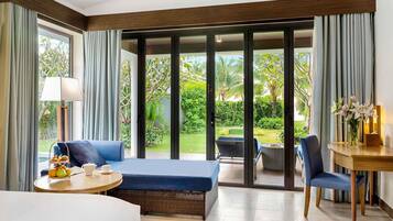 Deluxe Bungalow, 1 Katil Raja (King), Private Pool | Bar mini, peti besi dalam bilik, dihias secara berasingan