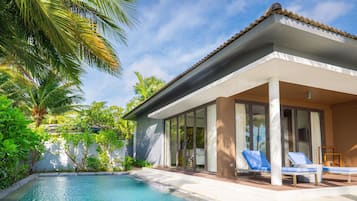 Bungalow Deluxe, 1 cama King size, alberca privada, frente al mar | Minibar, caja de seguridad en la habitación y decoración personalizada