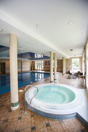 Indoor spa tub