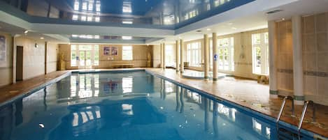 Indoor pool, sun loungers