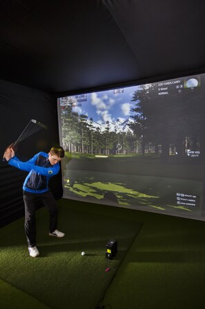Indoor golf driving range