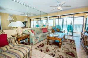 公寓客房, 2 間臥室 | 起居區 | 平面電視、 DVD 播放機