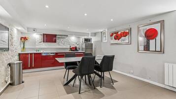 Apartment, Private Bathroom, Garden View | Shared kitchen