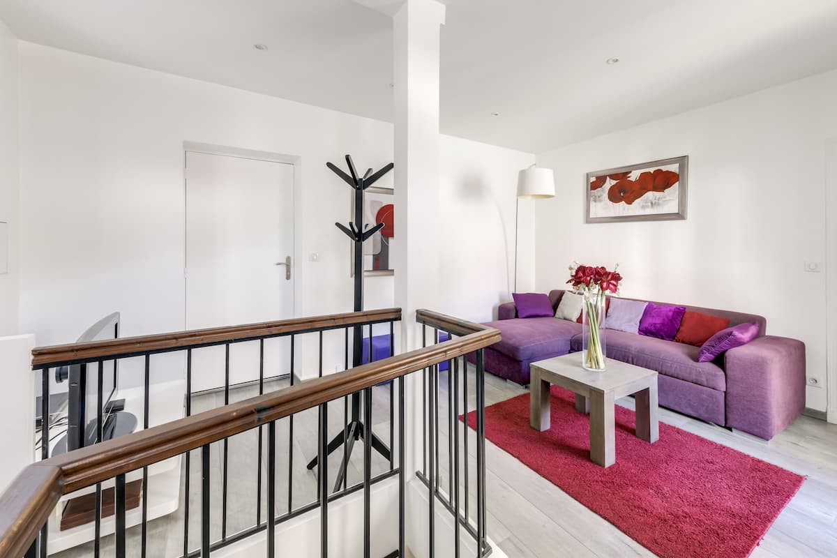 Appartement, salle de bains privée, vue jardin | Bar lounge