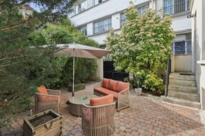 Departamento, baño privado, vista al jardín | Terraza o patio