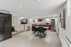 Apartment, Private Bathroom, Garden View | Shared kitchen