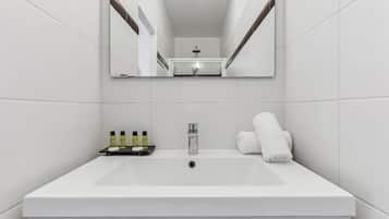 Apartment, Private Bathroom, Garden View | Bathroom