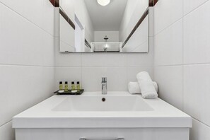 Apartment, Private Bathroom, Garden View | Bathroom