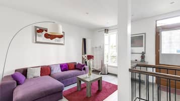 Appartement, salle de bains privée, vue jardin | Bar lounge