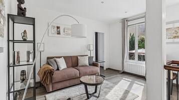 Apartment, Private Bathroom, Garden View | Ruang Istirahat
