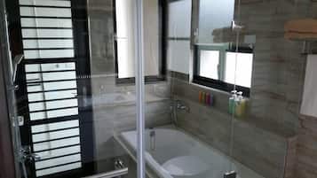 Quadruple Room | Bathroom | Free toiletries