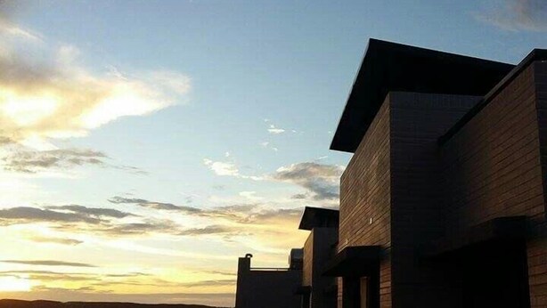 A modern building with a flat roof and a wooden facade. - Riverstupid B&B (Hengchun)