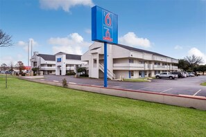 Exterior - Motel 6 Dallas - Irving DFW Airport East (Irving)