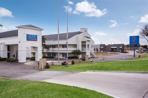 Exterior - Motel 6 Dallas - Irving DFW Airport East (Irving)