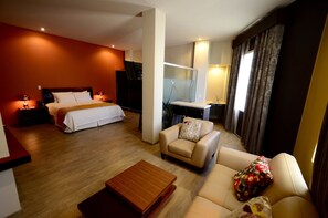 Bar mini, peti besi dalam bilik, meja, seterika/papan seterika 