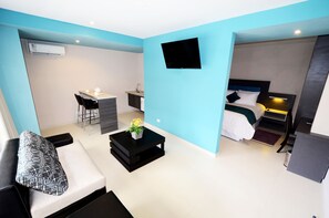 Minibar, caja de seguridad en la habitación y escritorio 