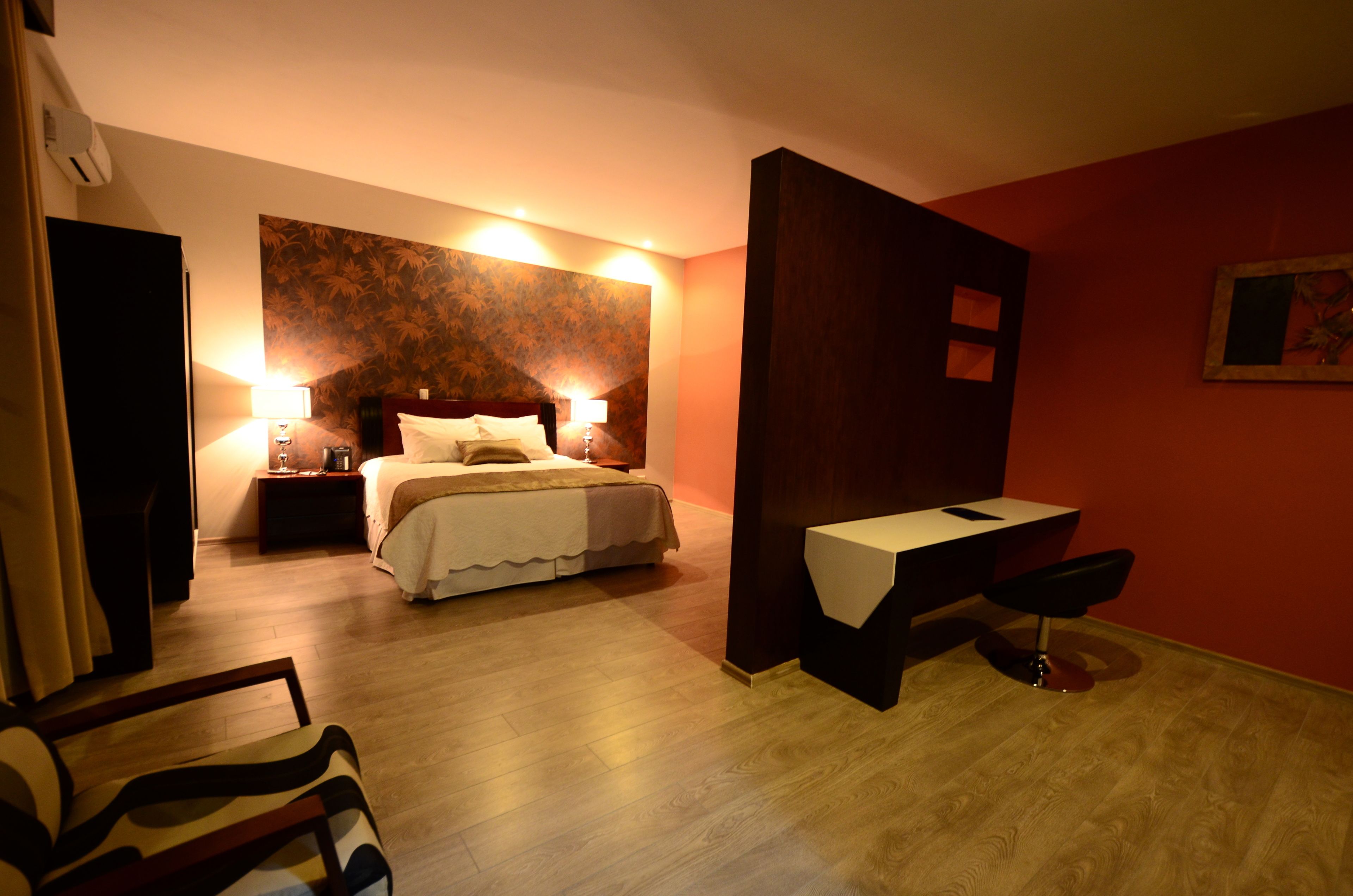 suite, 1 bedroom | minibar, in-room safe, desk, iron/ironing board