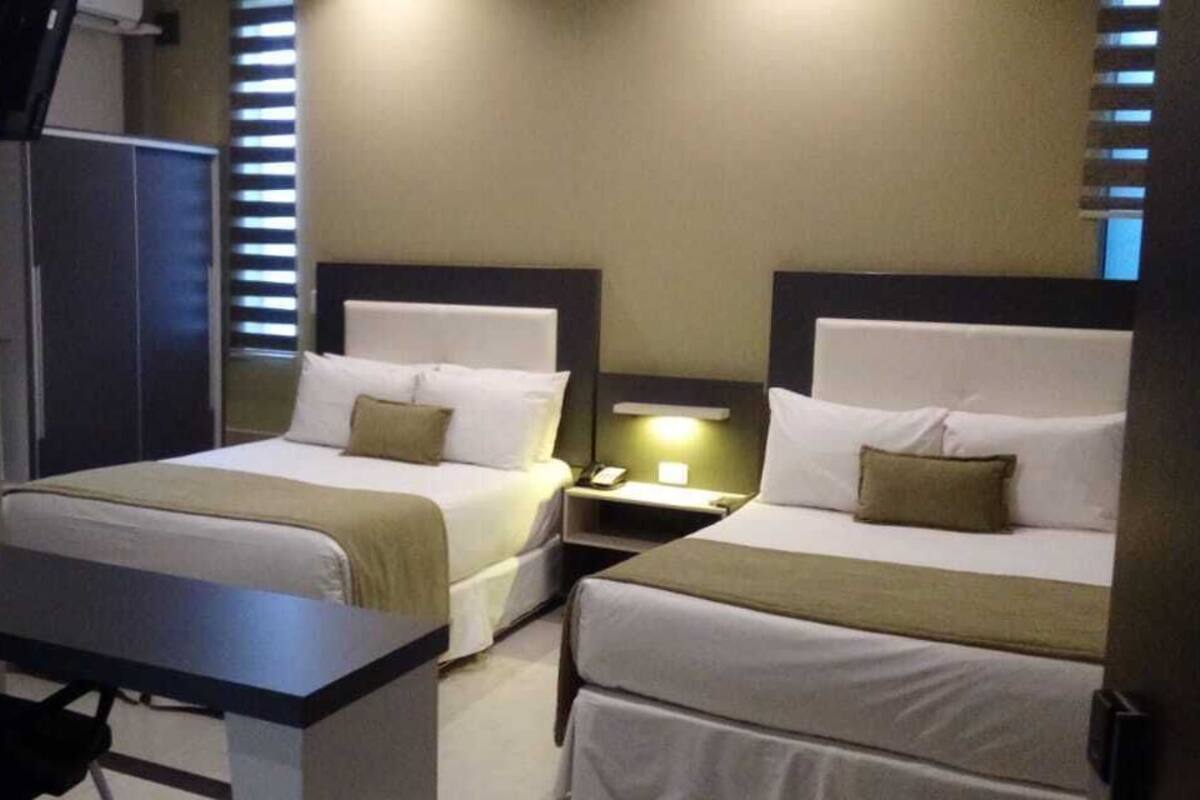 Twin kamer | Een minibar, een kluis op de kamer, een bureau, geluiddichte muren