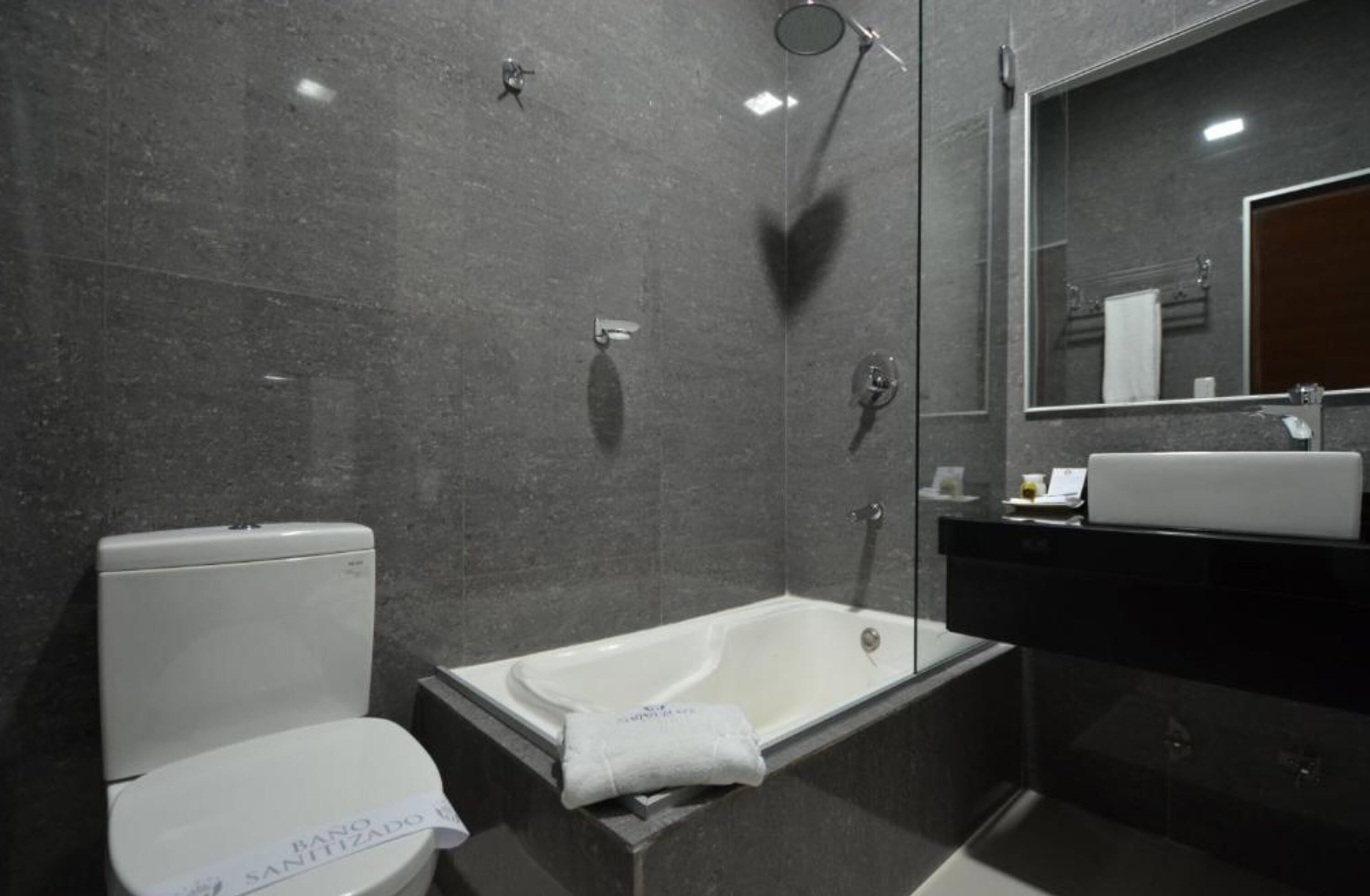 double room, 1 queen bed | bathroom | combined shower/bathtub, free toiletries, hair dryer, towels