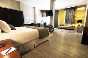 Suite, 1 habitación | Minibar, caja de seguridad en la habitación y escritorio 