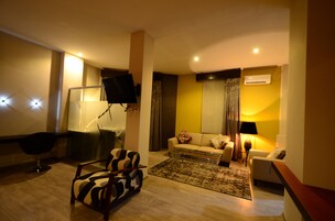 套房, 1 间卧室 | 起居区 | 平板电视