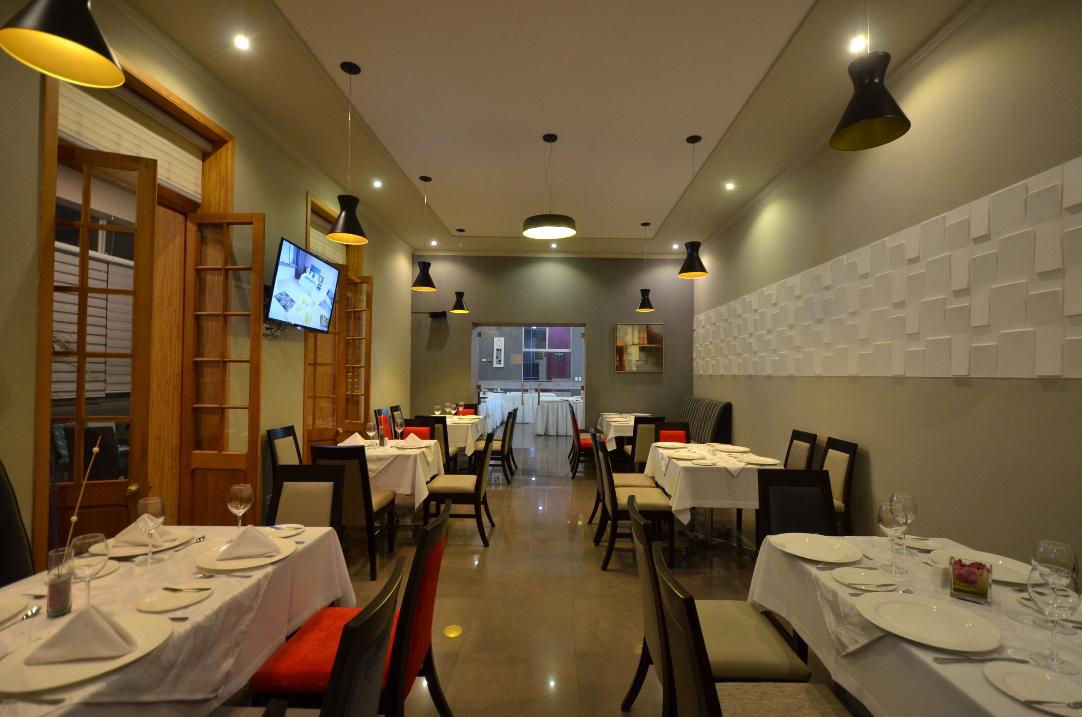 breakfast, lunch, dinner served; international cuisine