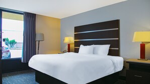 Quarto, 1 cama King, acessível, para não fumantes | Escrivaninha, ferros/tábuas de passar roupa, Wi-Fi de cortesia