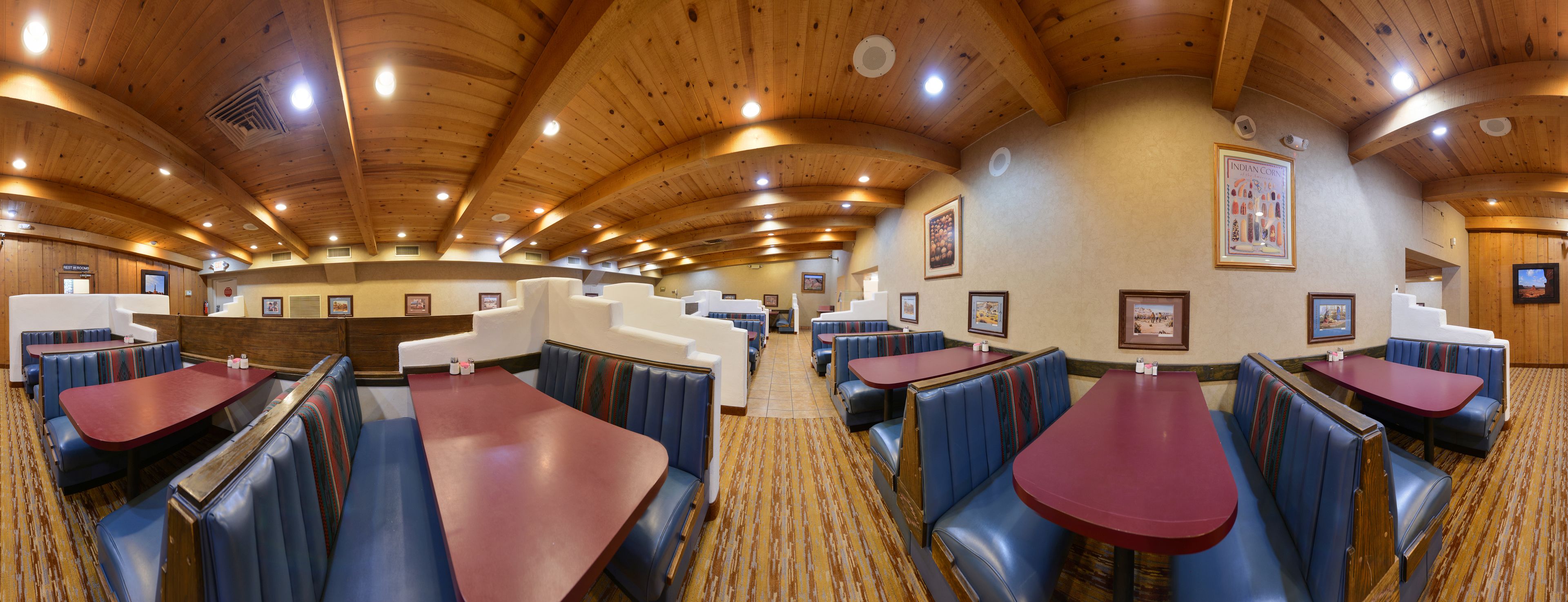 Aperto a colazione, pranzo e cena, cucina locale 