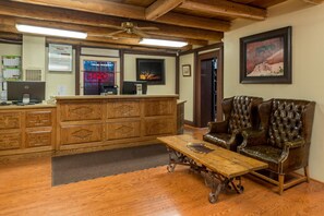 Lobby - Thunderbird Lodge (Chinle)