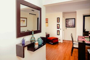 Apartment, 3 Schlafzimmer | Wohnzimmer | 40-Zoll-Flachbildfernseher mit Kabelempfang, Fernseher, DVD-Player