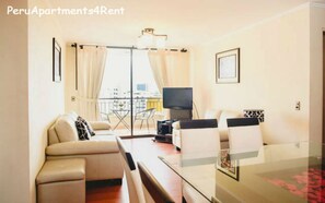 Leilighet, 3 soverom | Oppholdsrom | En 40-tommers Flatskjerm-TV med kabel-kanaler samt TV og DVD-spiller