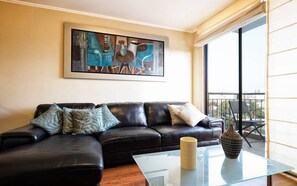 Leilighet, 1 soverom, balkong | Oppholdsrom | En 40-tommers Flatskjerm-TV med kabel-kanaler samt TV og DVD-spiller