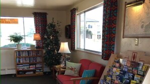 Lobby sitting area - Aneth Lodge (Cortez)