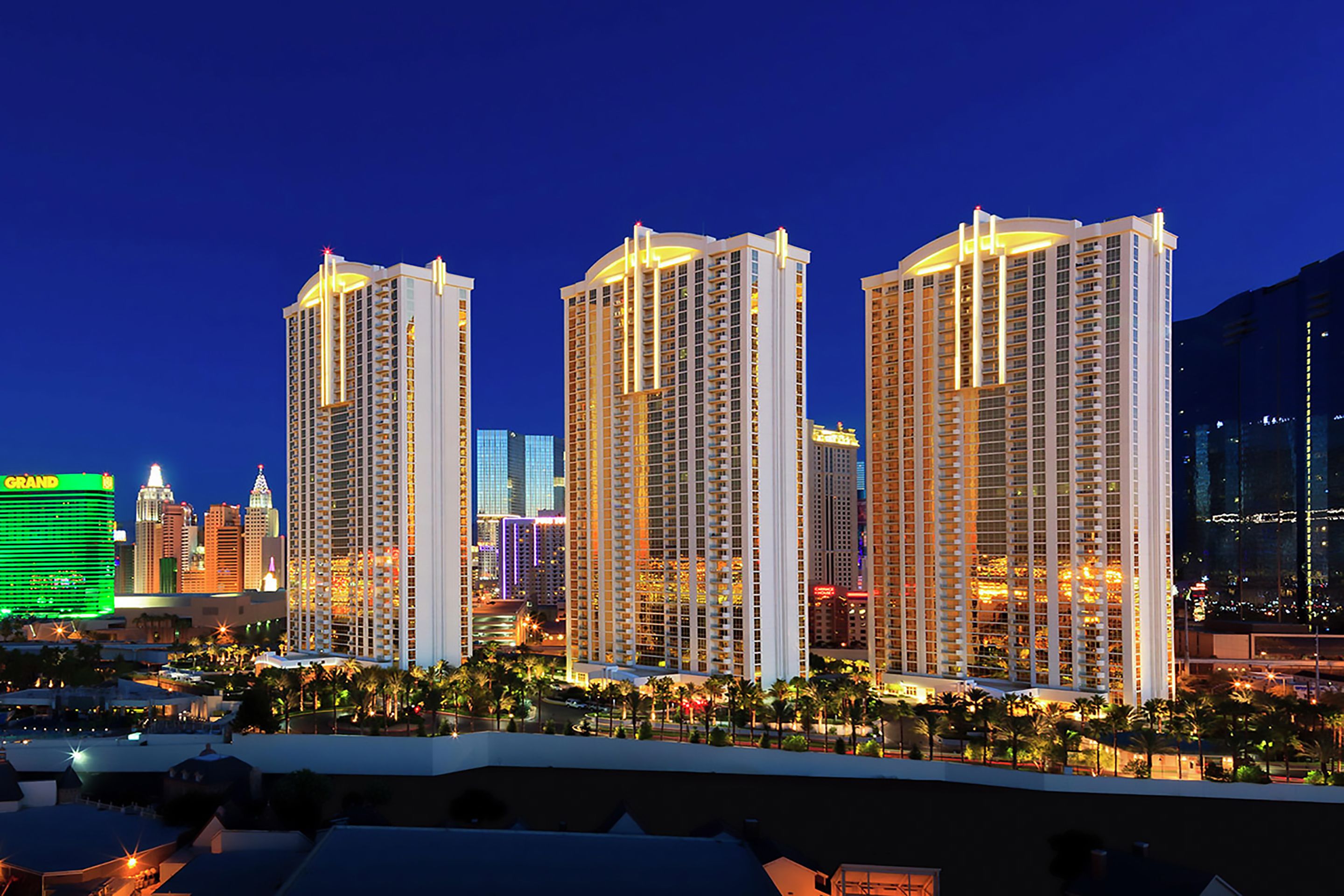 住宿正面 (夜晚)