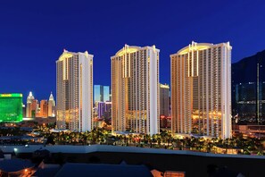 住宿正面 (夜晚)