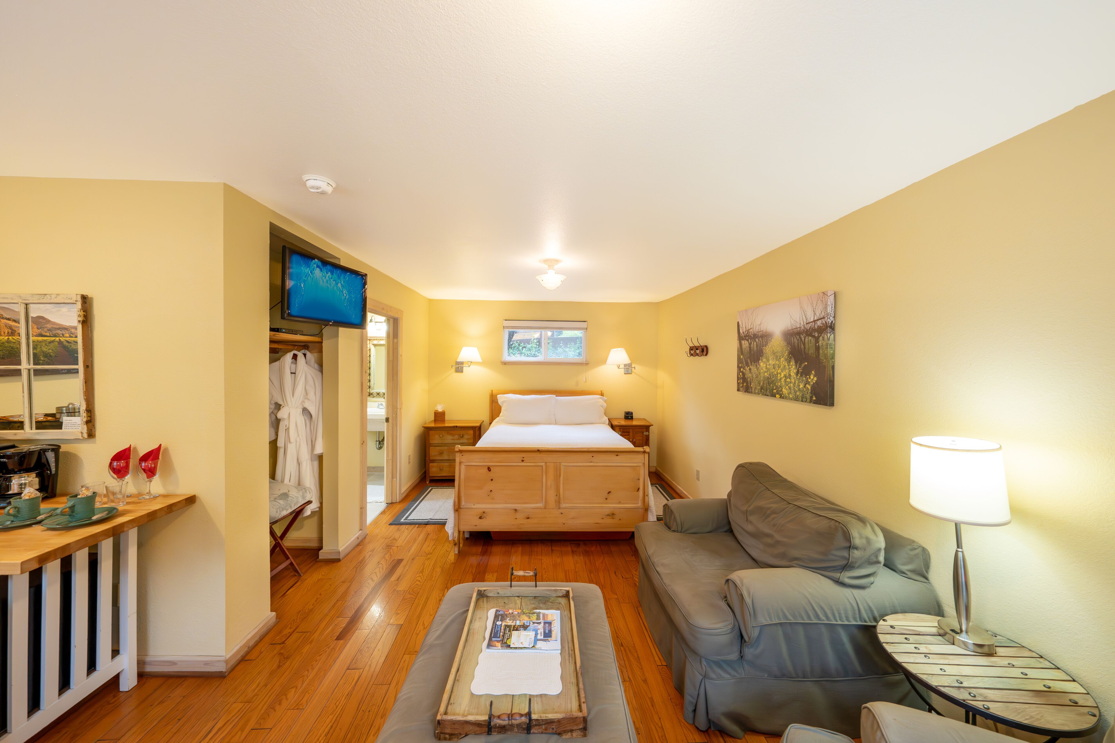 queen cottage | premium bedding, laptop workspace, soundproofing, free wifi