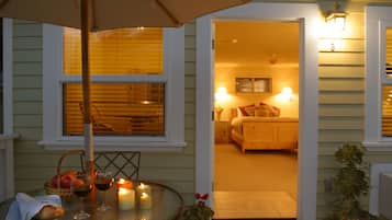 Premium bedding, laptop workspace, soundproofing, WiFi (free)