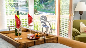 Ropa de cama de alta calidad y espacio para trabajar con laptop 