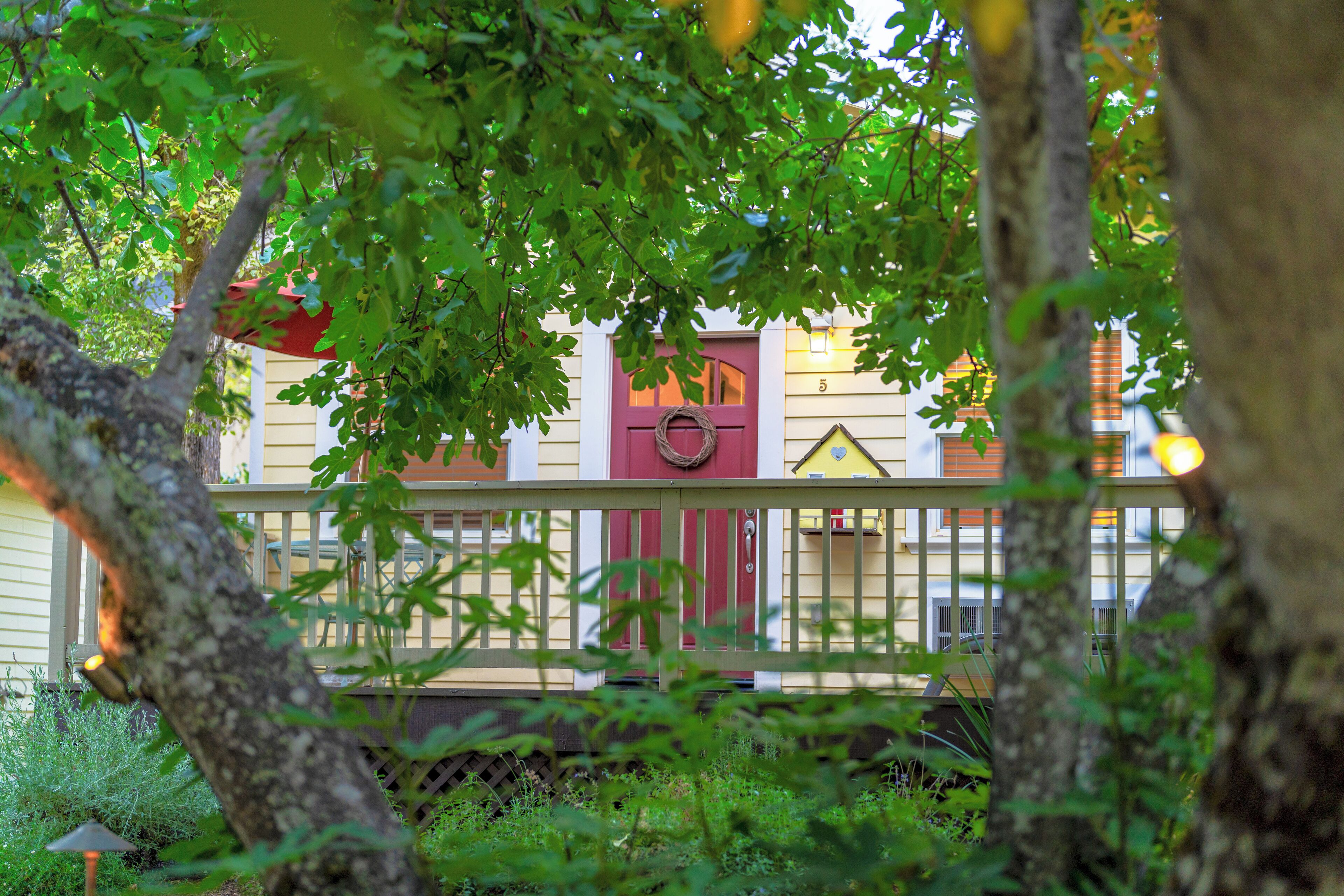 King Cottage | Sengetøy av topp kvalitet, skrivebord for bærbar PC og lydisolert