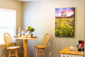 King Cottage | Premium bedding, laptop workspace, soundproofing, free WiFi