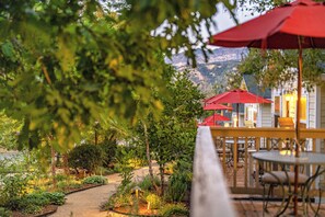 King Cottage | Garden view - Aurora Park Cottages (Calistoga)