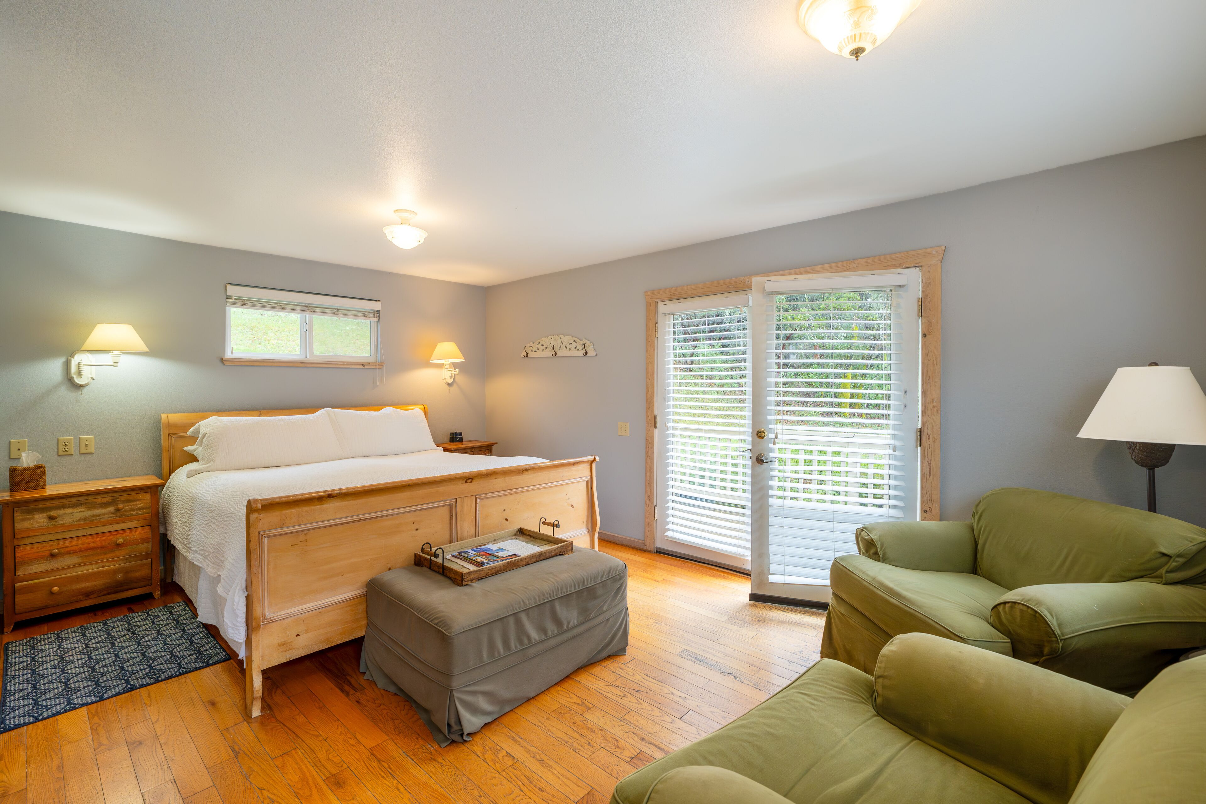 king cottage ada accessible | premium bedding, laptop workspace, soundproofing, free wifi